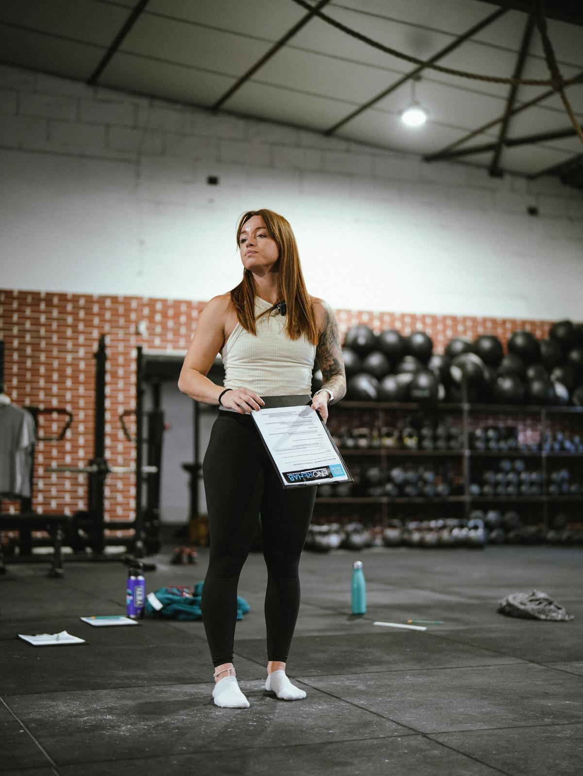 Enora Lenez, kinésithérapeute du sport, pendant un suivi en salle